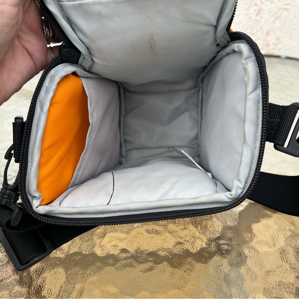 Lowepro Adventura TLZ 30 III Black Top Loading Camera Bag - Picture 6 of 12
